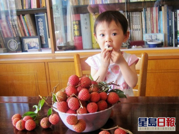 食安中心提醒小朋友一次不可食超過5粒荔枝。網圖/示意圖