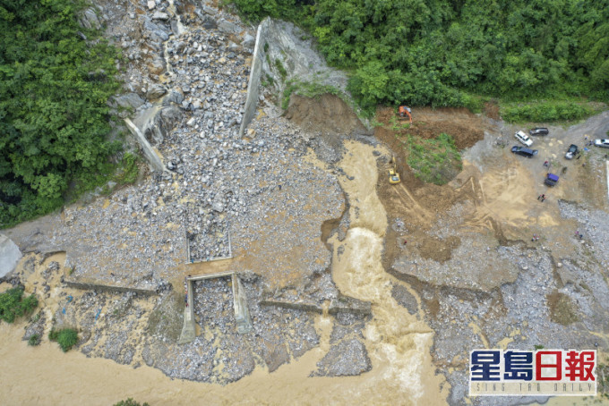 重慶黔江：洪災過後積極開展自救。(新華社圖片)