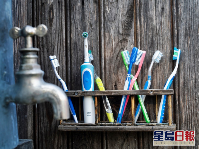 保持牙齒清潔乾淨的方法之一是使用電動或聲波牙刷。unsplash圖片（示意圖）