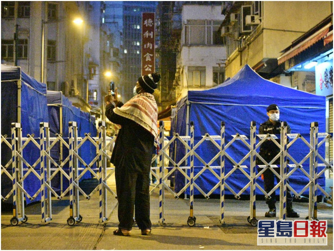 當局在受影響的街道路口架起流動拉閘並派警員駐守。