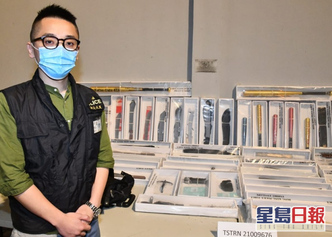 警方在尖沙嘴一酒店檢獲大批武器。