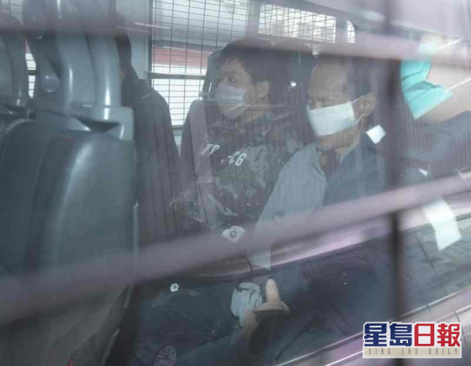 被告李柄希(左1) 。