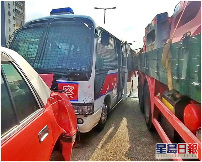 的士遭警车撞毁,的士车主入禀索偿。 资料图片