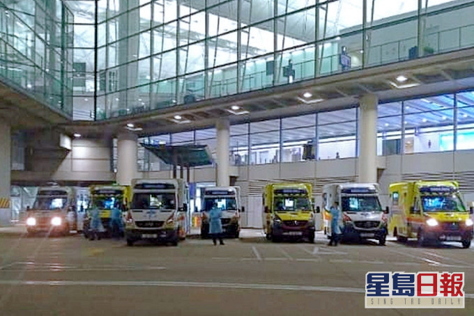 大批救護車抵達機場禁區。網圖