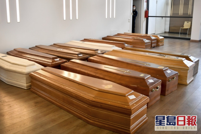 意大利再多602名患者死亡,数字是四日以来最少,累计增至6077人不治。火葬场放满官材,等待遗体火化。AP