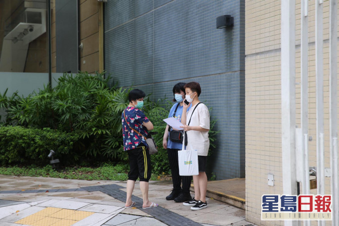 3名死者親友到葵涌殮房認屍後離去。 林思明攝