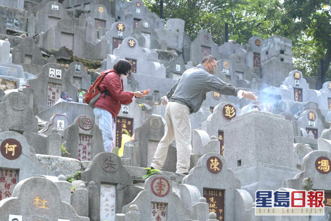 市民上山掃墓。資料圖片
