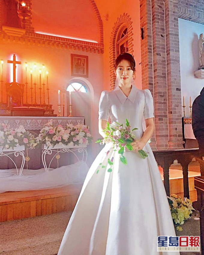 朴信惠拍劇時多次穿過婚紗，她將於明年1月22日正式成為新娘子。