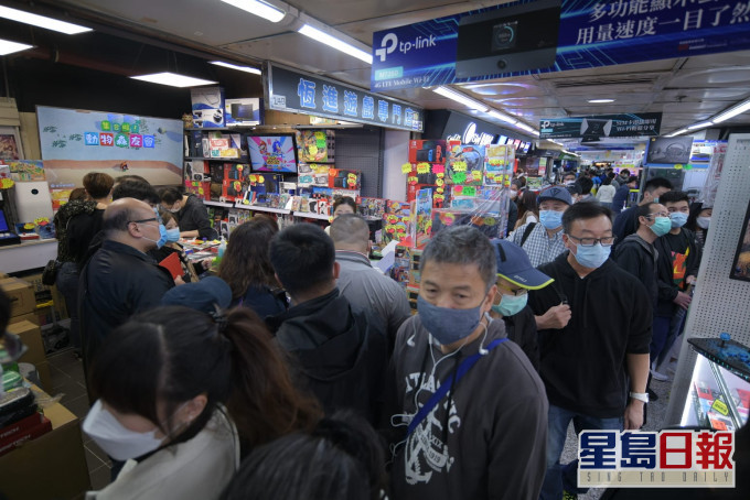 市民逼爆深水埗黄金商场。