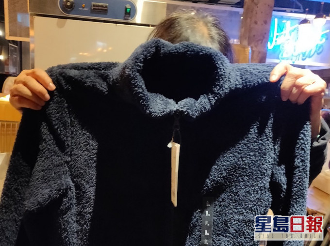 婆婆獲贈冬衣。銀杏館Facebook