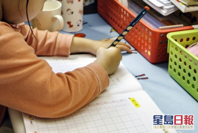 有家長反映無同學願意找兒子寫畢業紀念冊。Unsplash示意圖片