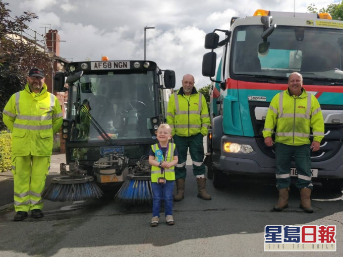 英國5歲男孩鮑威爾立志掃街,爸媽邀清潔工人為仔仔驚喜慶生。(網圖)