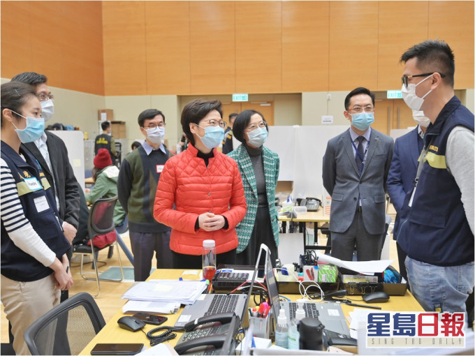 行政長官林鄭月娥今日到訪個案追蹤辦公室和視察工地防疫措施。政府圖片