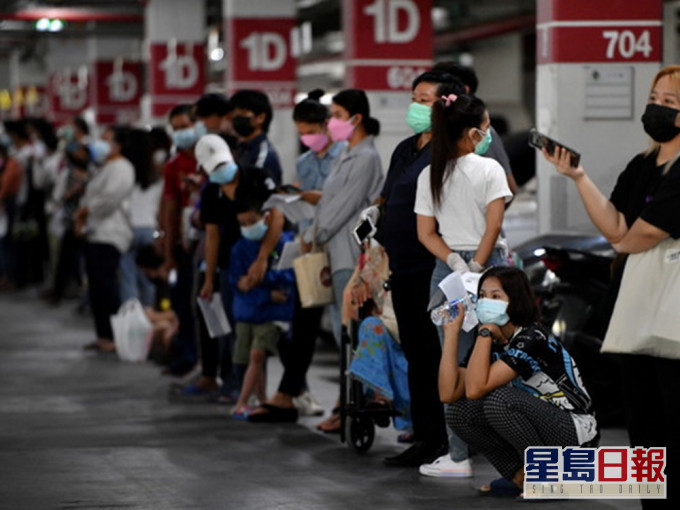 曼谷大批民眾等候接受檢測。路透社圖片
