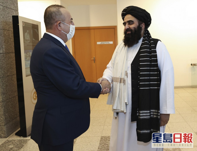 阿富汗塔利班政府代理外交部長穆塔奇(Amir Khan Muttaqi)與土耳其外長卡夫索格魯(Mevlut Cavusoglu)進行會談。AP圖片