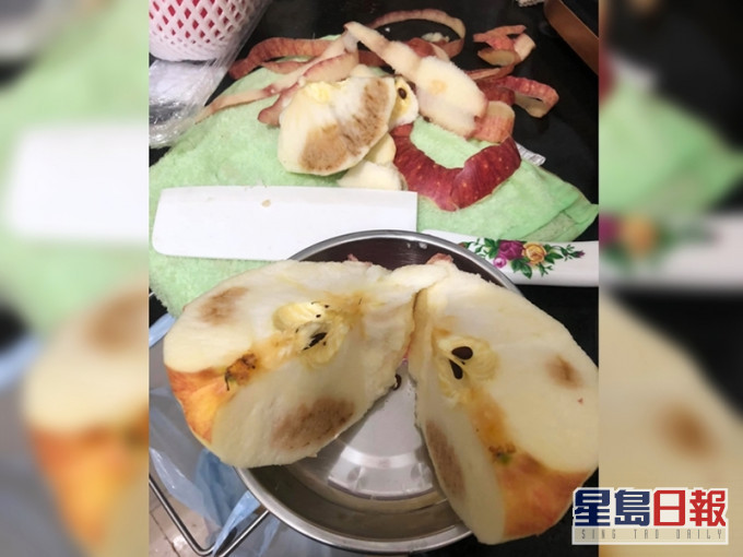 有網民近日到超市買了幾個日本蘋果,怎料回家切開才發現「爛肉」。網民Wong Jason圖片