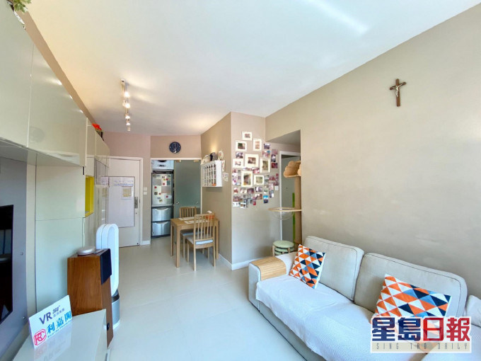 全屋以淺色為主調,布置清雅。
