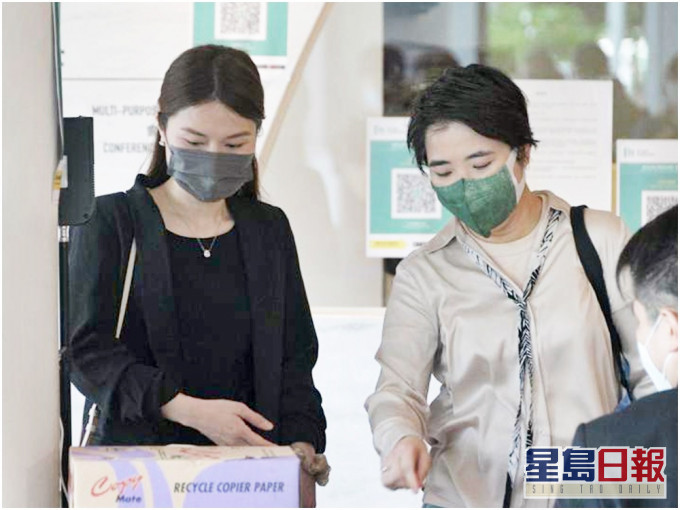 牽涉民主派初選案的灣仔區議會主席楊雪盈(左)穿黑衣到場。