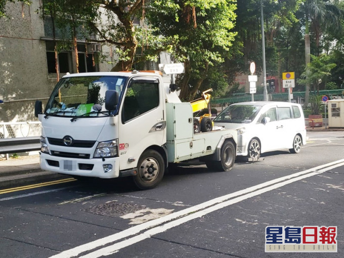 警方於行動中即時拖走6輛造成嚴重阻塞的違例停泊車輛。警方資料圖片