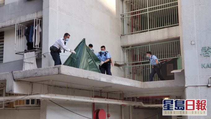 警方事後用綠色帳篷遮蓋遺體。