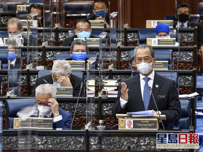 馬來西亞國會會議重開,首相穆希丁(前排右)備受朝野批評。AP圖