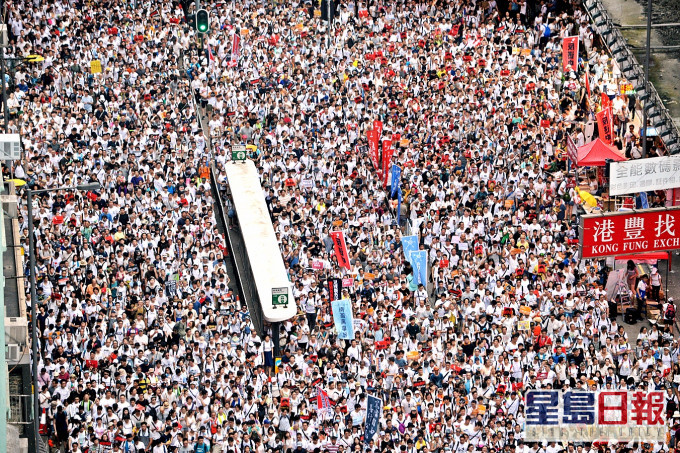 6月9日發起的反修例白衣遊行。資料圖片
