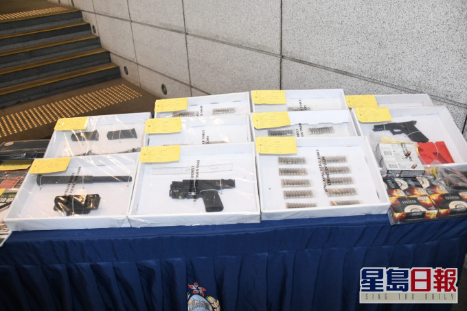 警方检获枪械及实弹等。