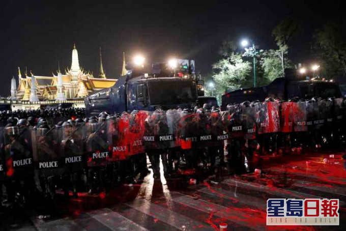 示威者與警方爆發衝突。AP