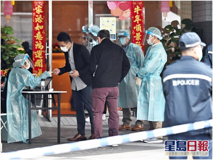 居民早上登記後獲准離開大廈。
