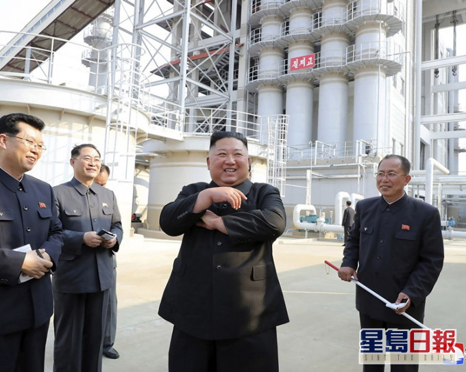 金正恩笑容满脸向群众挥手致意。AP