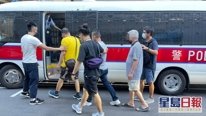警方在觀塘搗破一非法麻將賭檔,4人被捕。警方圖片