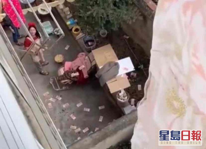 鄰居見到天上掉錢也趕緊跑出來查看。網圖