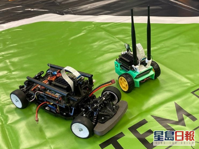 賽事的初級及高級組,分別以「JetBot」(右)及「JetRacer」的自動人工智能賽車,透過編程「學習」跟隨道路高速移動。 網上圖片