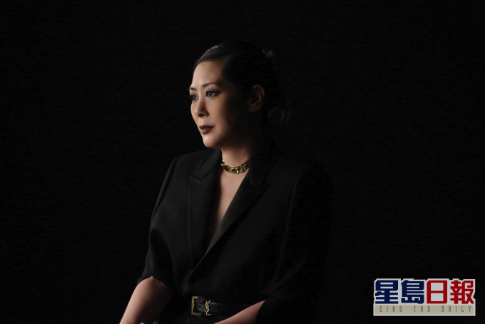 關淑怡重返環球唱片後曾重新演繹30年前出道的第一首歌《叛逆漢子》。