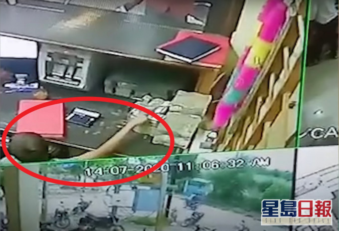 印度一名10歲男童走入銀行櫃檯偷走10萬。 影片截圖
