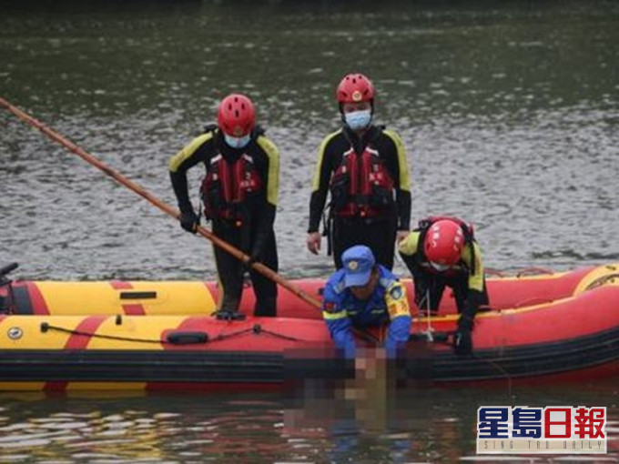 救援人员将3人打捞上岸。网图