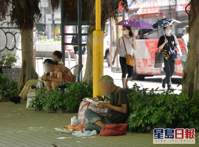 街头、天桥等公众地方顿变成市民「开餐场所」。