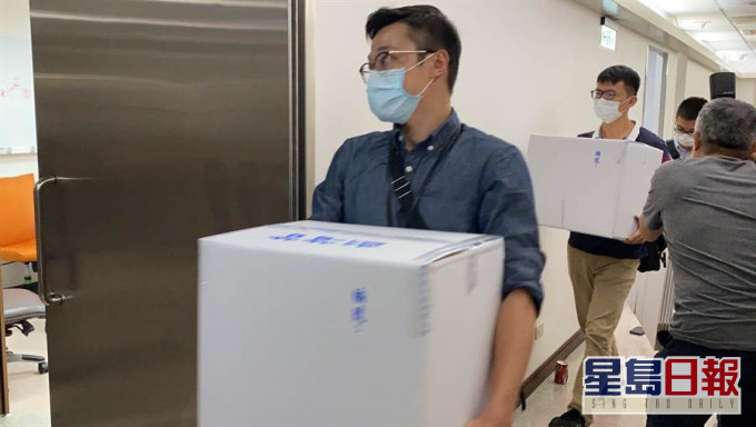 調查人員大規模搜索立法院帶走現金及文件。網上圖片