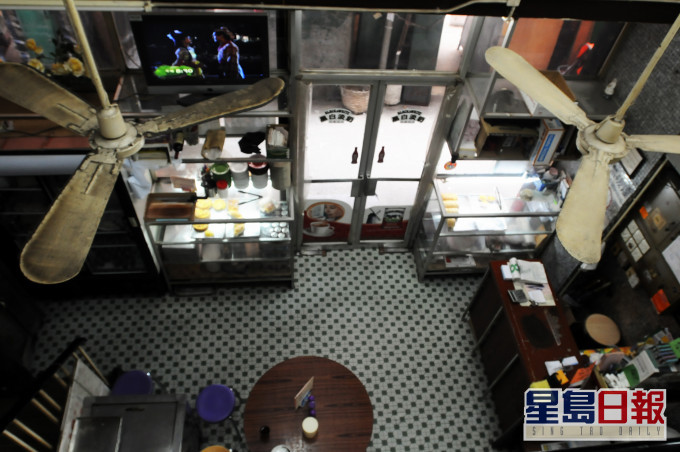 中國冰室結業後由凍肉店接手,門面大改,只有綠紙皮石地板留下。 資料圖片