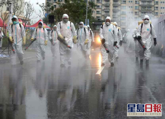 軍人協助在台北市街道進行消毒。AP
