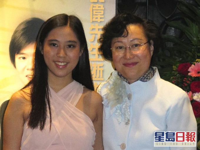 民伟遗孀王蓓芬(右)及女儿蒙佩儿(左)。资料图片