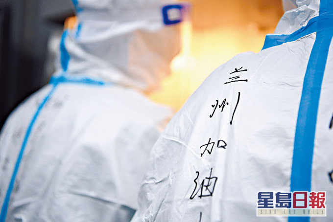 ■甘肅蘭州疫情嚴峻,檢測人員和病毒「賽跑」。