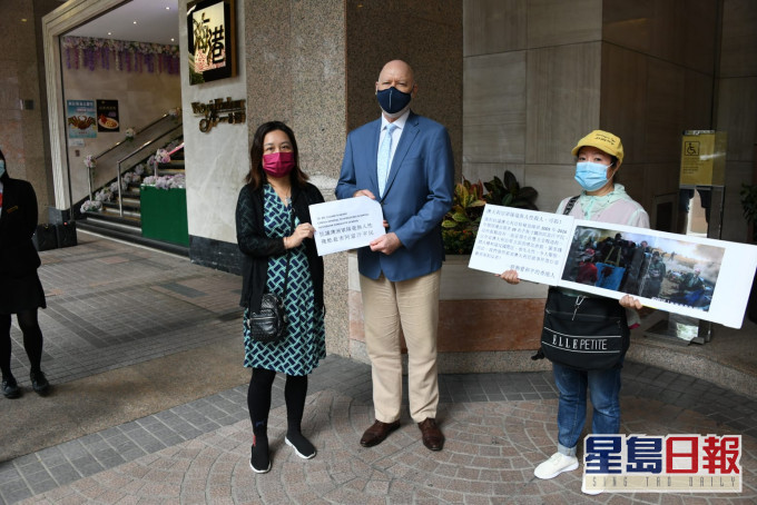 4人向領事館職員遞交抗議信。