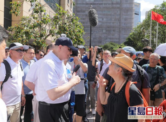 梁定邦、副主席謝偉銓及張華鋒,連同多名委員視察七一遊行。