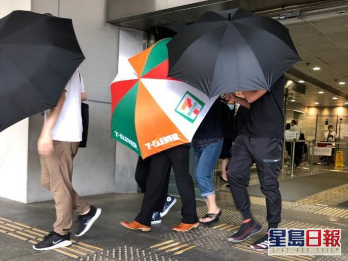 盧梓杰(中間7.11傘)在傘陣掩護下離開。羅綽堯攝