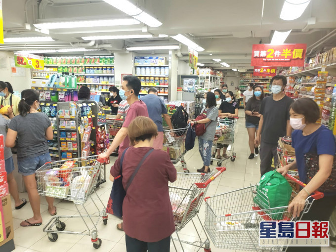 不少市民到超市买食品。