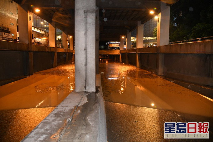 觀塘道近開源道行車隧道仿如水塘。資料圖片