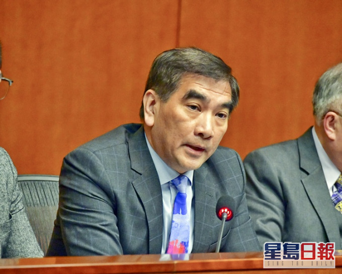 锺国斌认为不应要求企业证明生意下跌三成才可借贷。资料图片