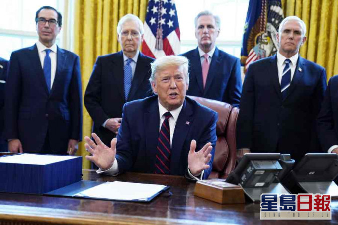 特朗普在一眾高級官員及共和黨議員見證下簽署議案。AP