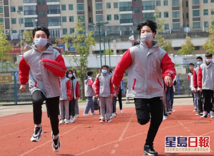 學生戴口罩上課。網上圖片
